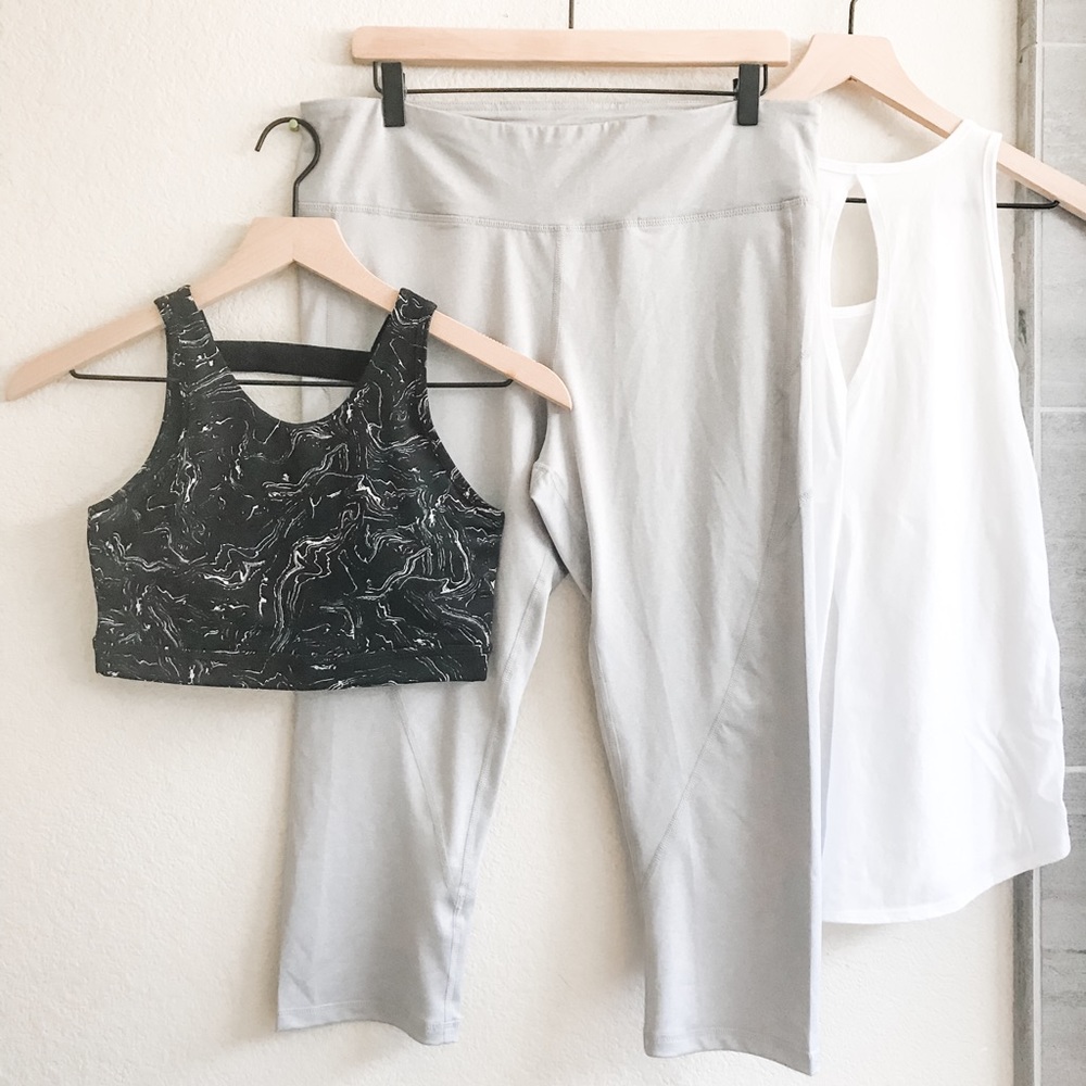 NEW Women’s Reebok Mid Rise Capri Legging. Gray Silver, size XL